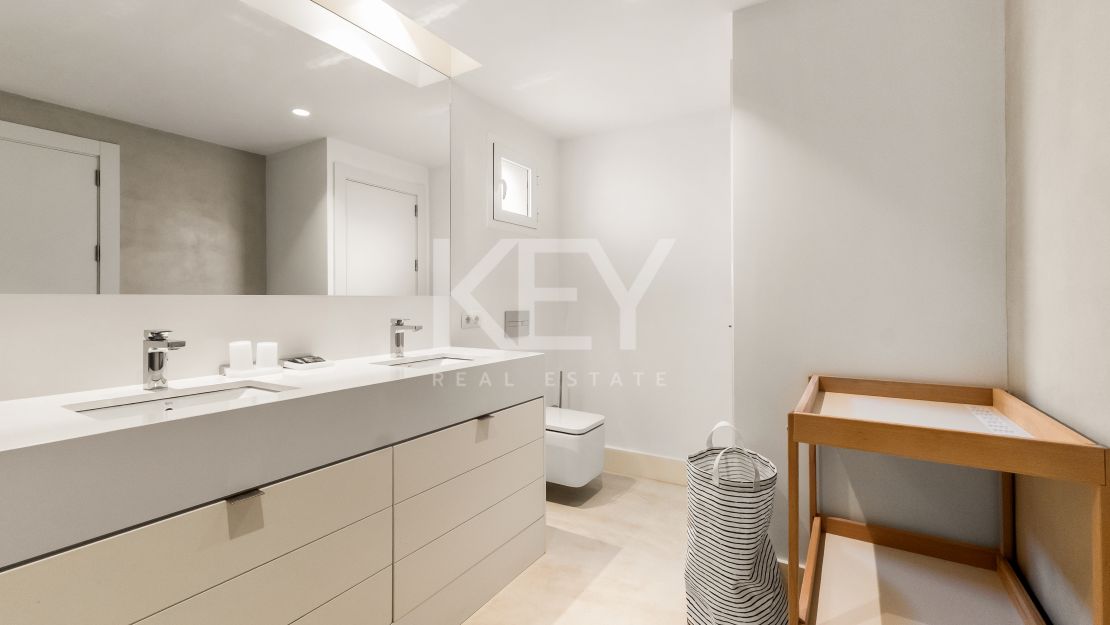 Una obra maestra contemporánea en Puente Romano, el complejo turístico más emblemático de Marbella, Marbella Golden Mile.