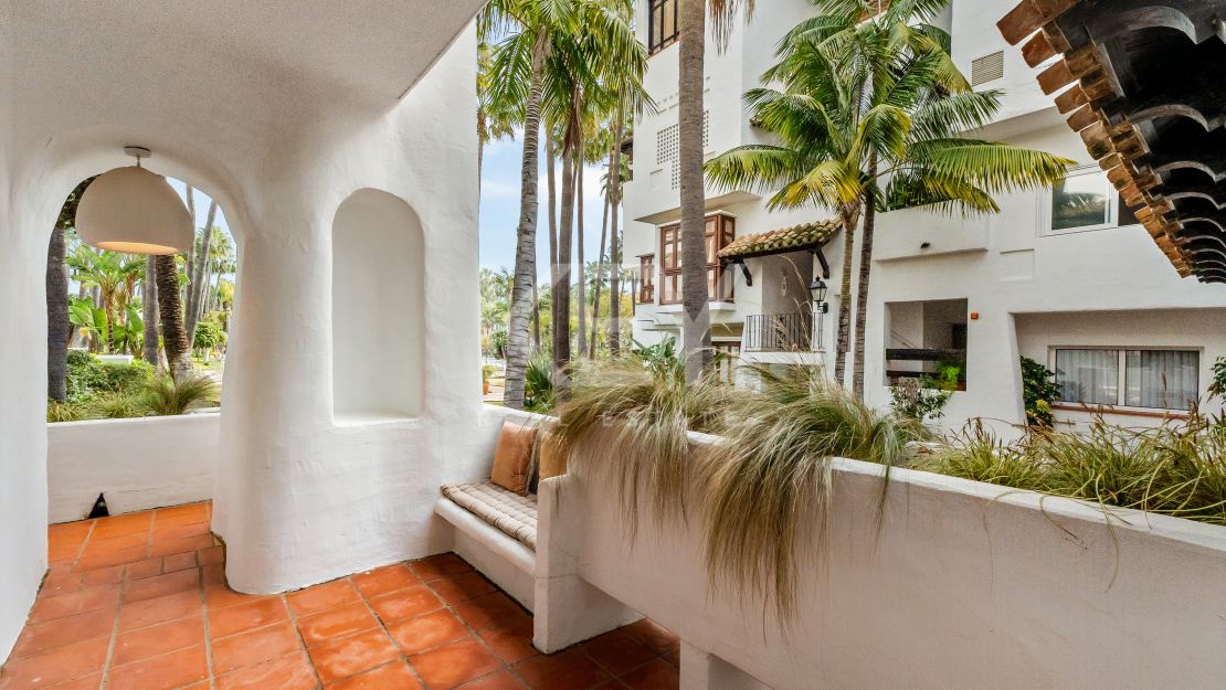 Una obra maestra contemporánea en Puente Romano, el complejo turístico más emblemático de Marbella, Marbella Golden Mile.