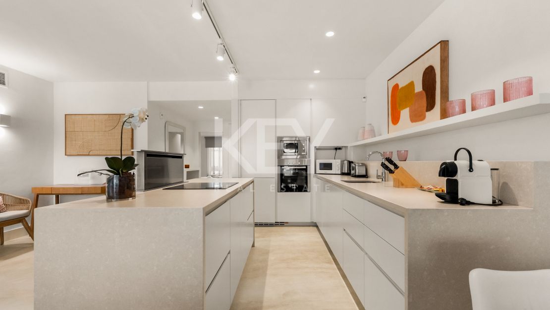 Una obra maestra contemporánea en Puente Romano, el complejo turístico más emblemático de Marbella, Marbella Golden Mile.