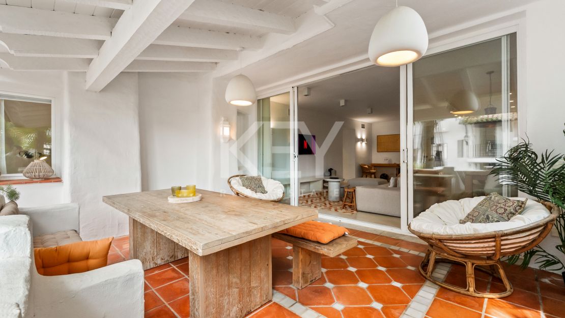 Una obra maestra contemporánea en Puente Romano, el complejo turístico más emblemático de Marbella, Marbella Golden Mile.