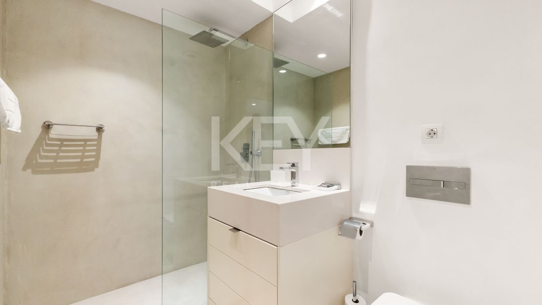 Una obra maestra contemporánea en Puente Romano, el complejo turístico más emblemático de Marbella, Marbella Golden Mile.