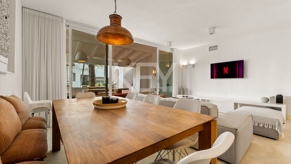 Una obra maestra contemporánea en Puente Romano, el complejo turístico más emblemático de Marbella, Marbella Golden Mile.