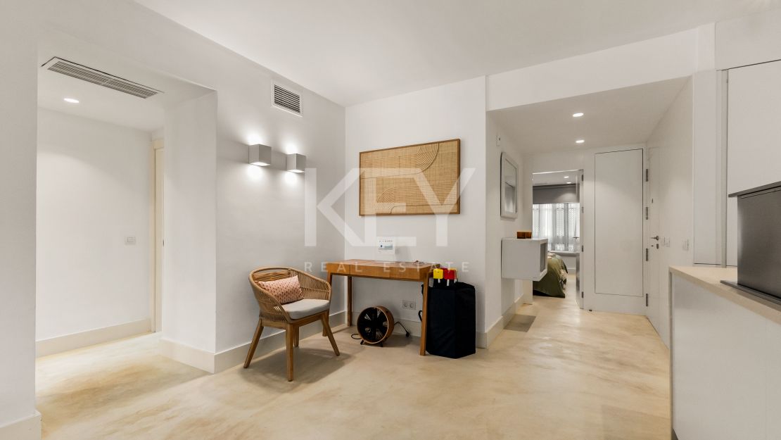 Una obra maestra contemporánea en Puente Romano, el complejo turístico más emblemático de Marbella, Marbella Golden Mile.