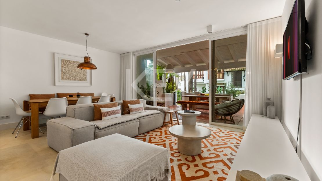 Una obra maestra contemporánea en Puente Romano, el complejo turístico más emblemático de Marbella, Marbella Golden Mile.