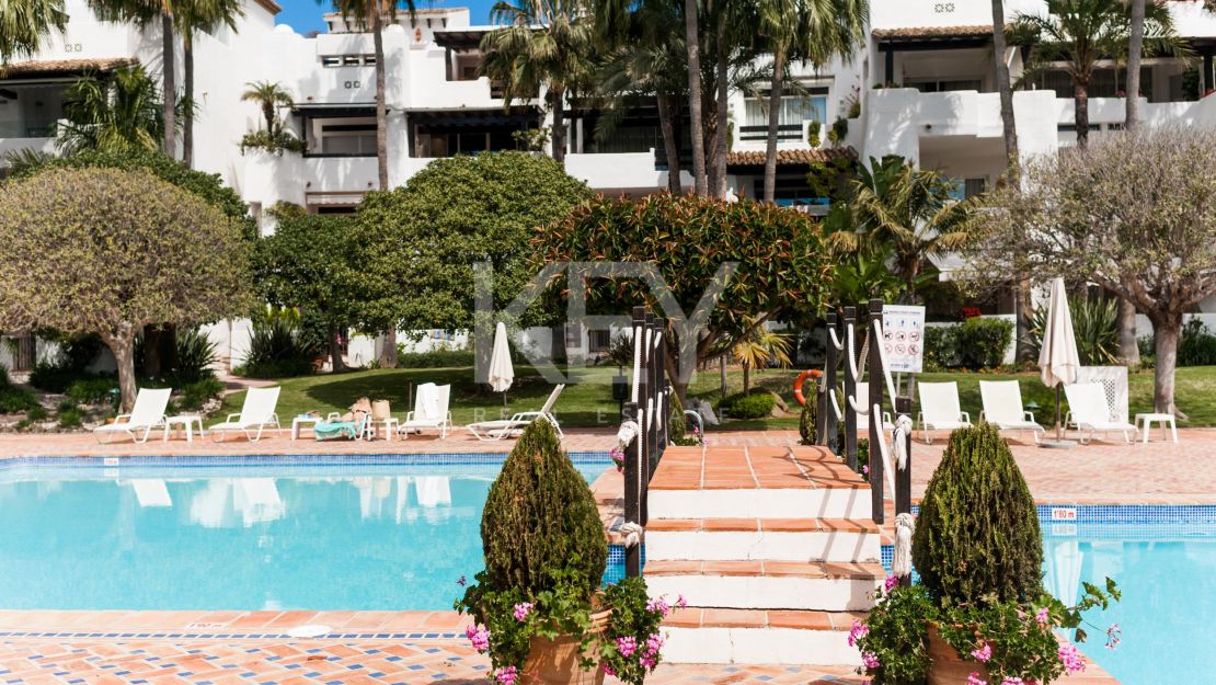 Una obra maestra contemporánea en Puente Romano, el complejo turístico más emblemático de Marbella, Marbella Golden Mile.