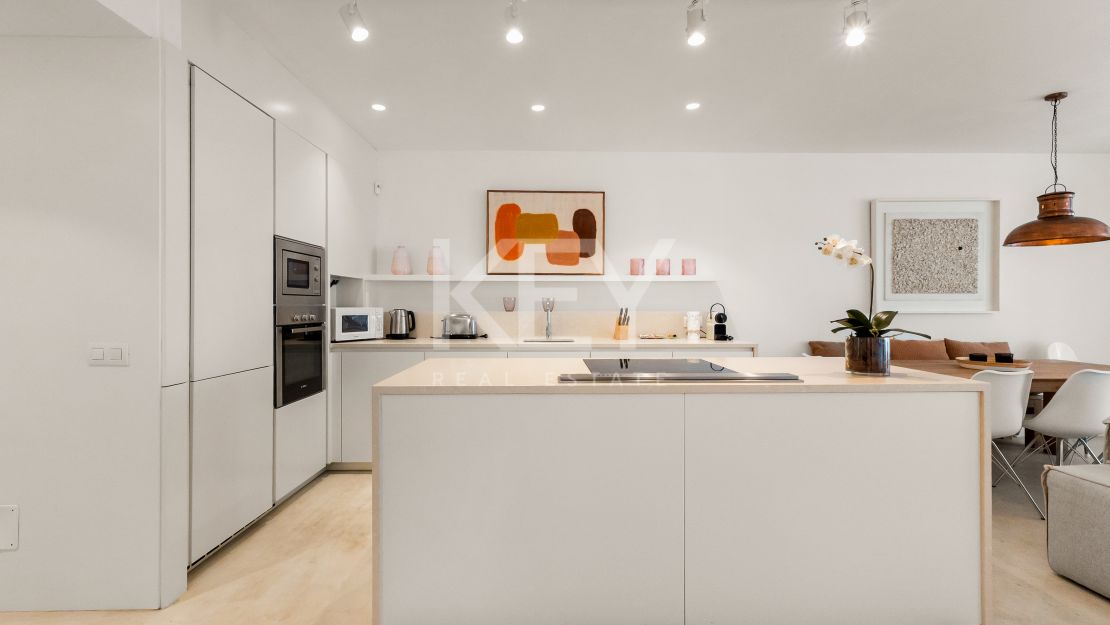 Una obra maestra contemporánea en Puente Romano, el complejo turístico más emblemático de Marbella, Marbella Golden Mile.