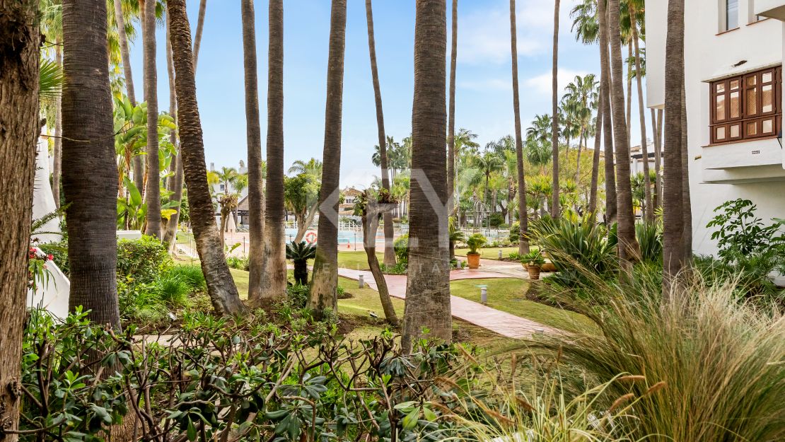 Una obra maestra contemporánea en Puente Romano, el complejo turístico más emblemático de Marbella, Marbella Golden Mile.