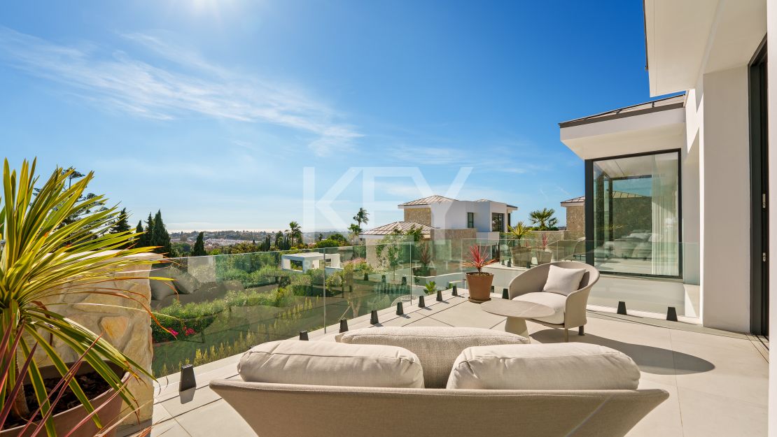 Villa contemporánea con vistas panorámicas al mar y al valle en La Quinta, Benahavis