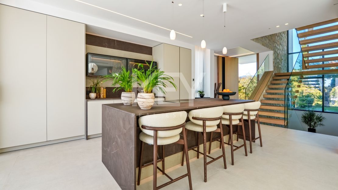 Villa contemporánea con vistas panorámicas al mar y al valle en La Quinta, Benahavis