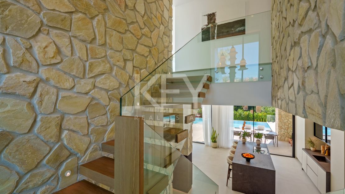 Villa contemporánea con vistas panorámicas al mar y al valle en La Quinta, Benahavis