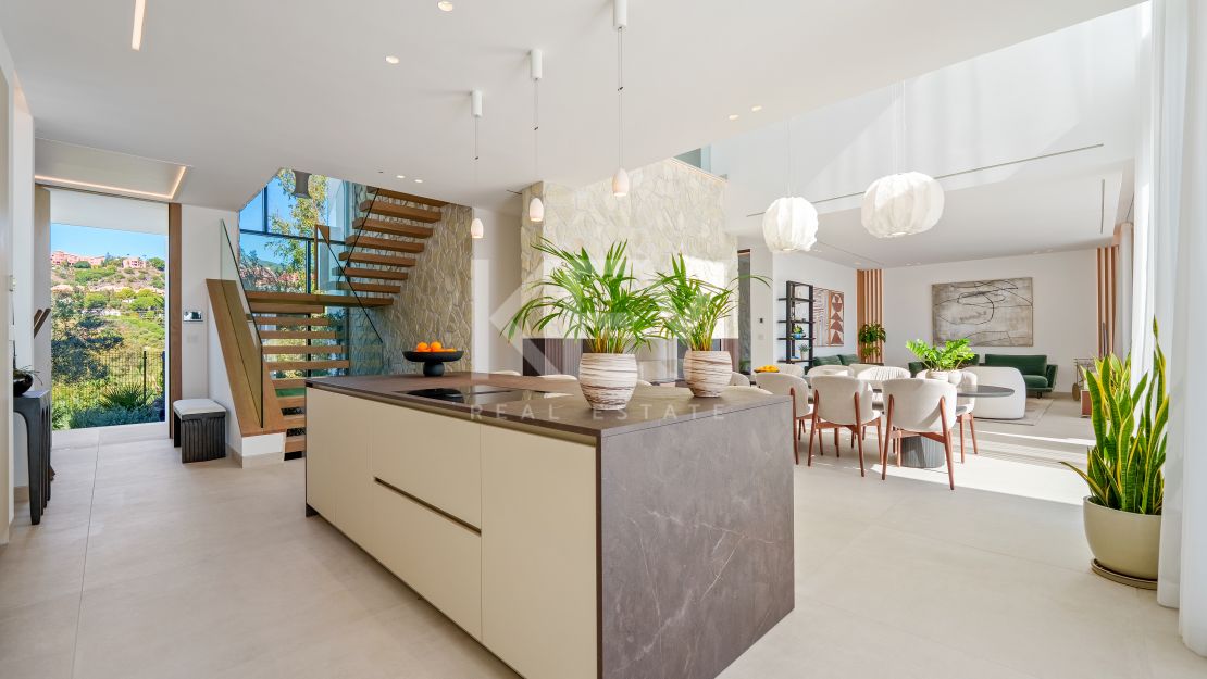 Villa contemporánea con vistas panorámicas al mar y al valle en La Quinta, Benahavis