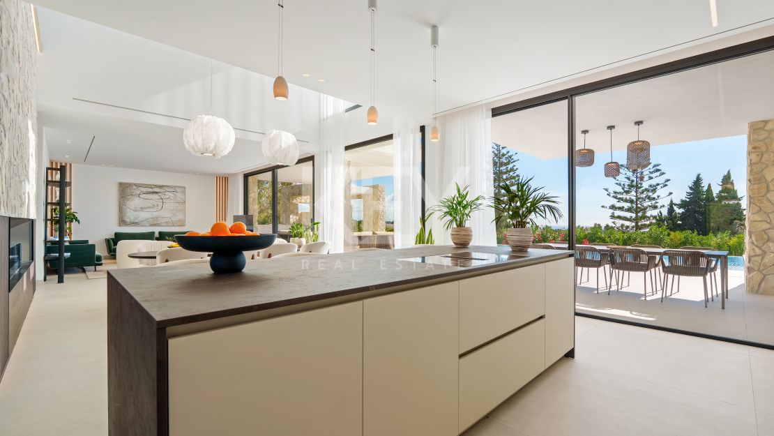 Villa contemporánea con vistas panorámicas al mar y al valle en La Quinta, Benahavis