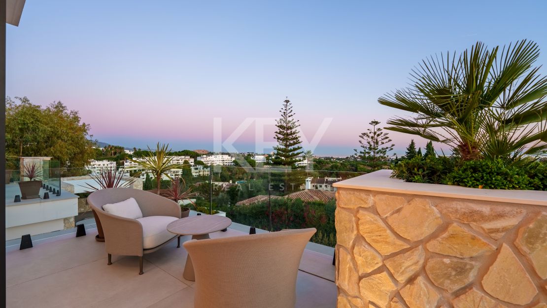 Villa contemporánea con vistas panorámicas al mar y al valle en La Quinta, Benahavis