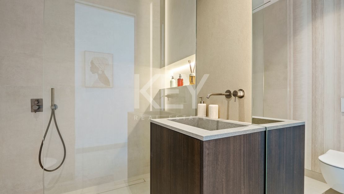 Villa contemporánea con vistas panorámicas al mar y al valle en La Quinta, Benahavis