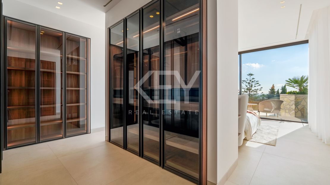 Villa contemporánea con vistas panorámicas al mar y al valle en La Quinta, Benahavis