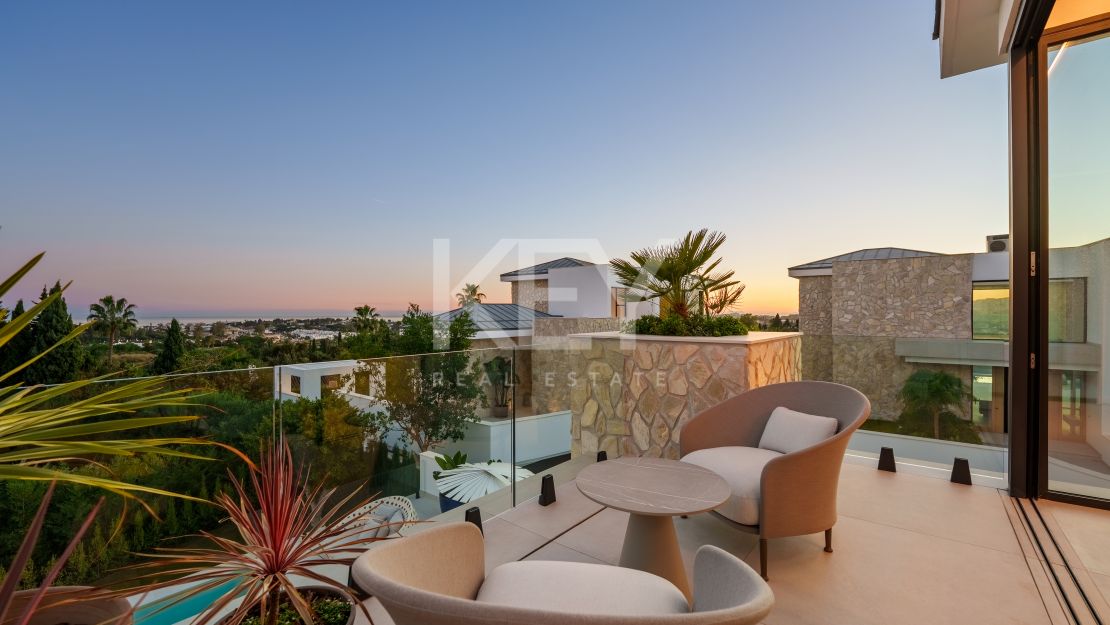 Villa contemporánea con vistas panorámicas al mar y al valle en La Quinta, Benahavis