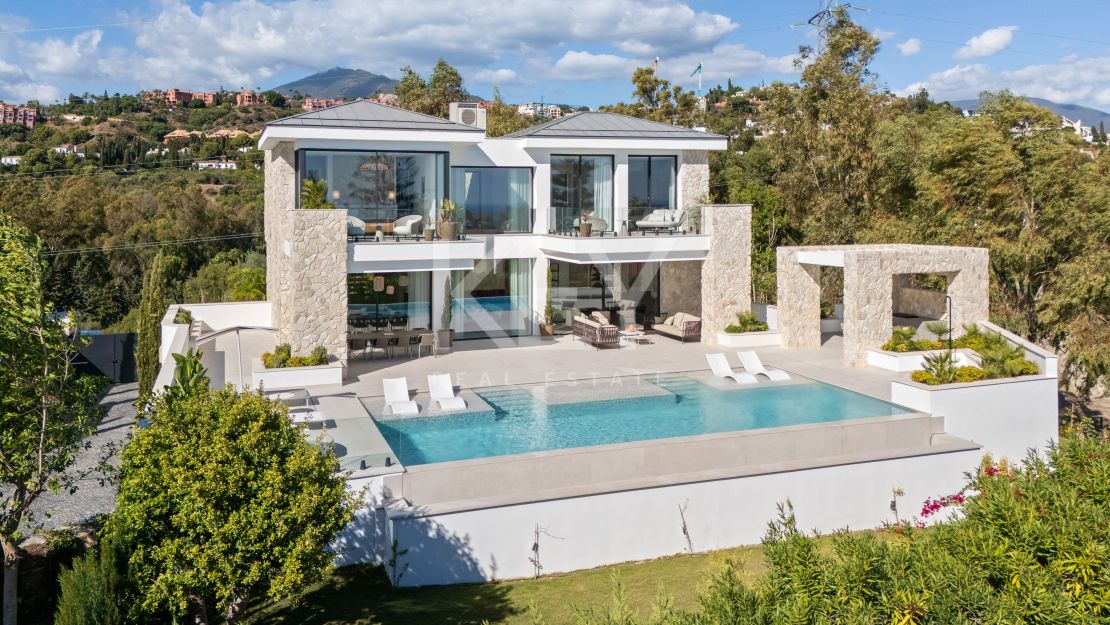 Villa contemporánea con vistas panorámicas al mar y al valle en La Quinta, Benahavis