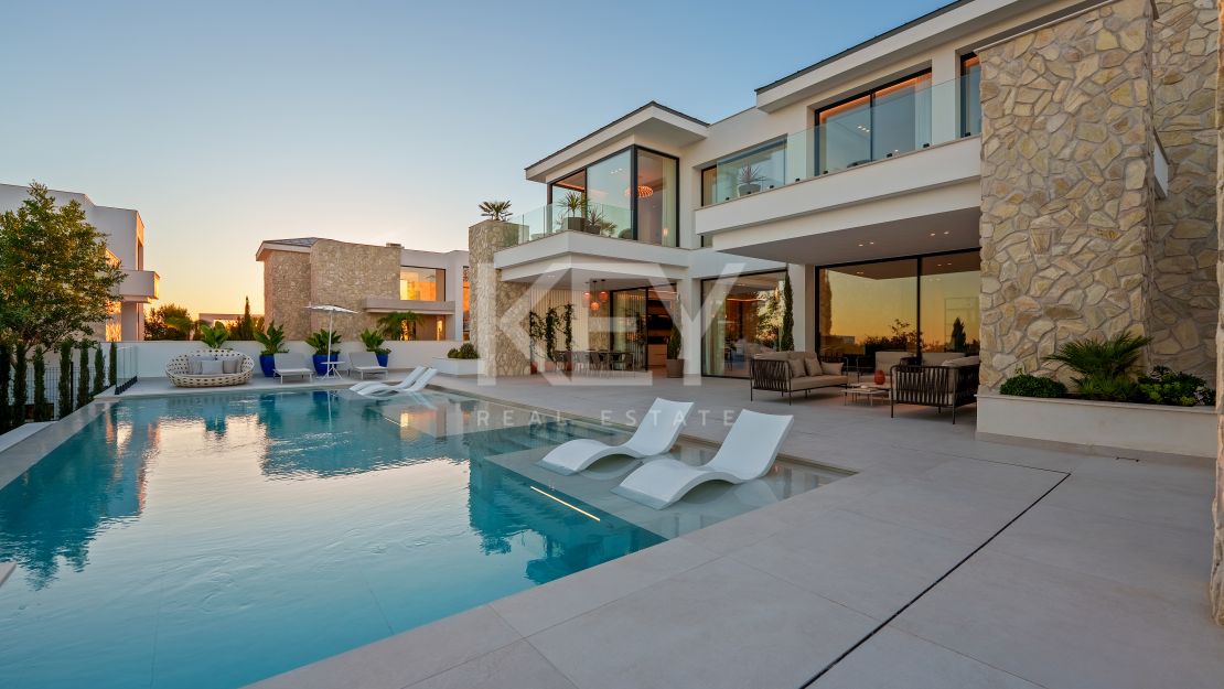 Villa contemporánea con vistas panorámicas al mar y al valle en La Quinta, Benahavis