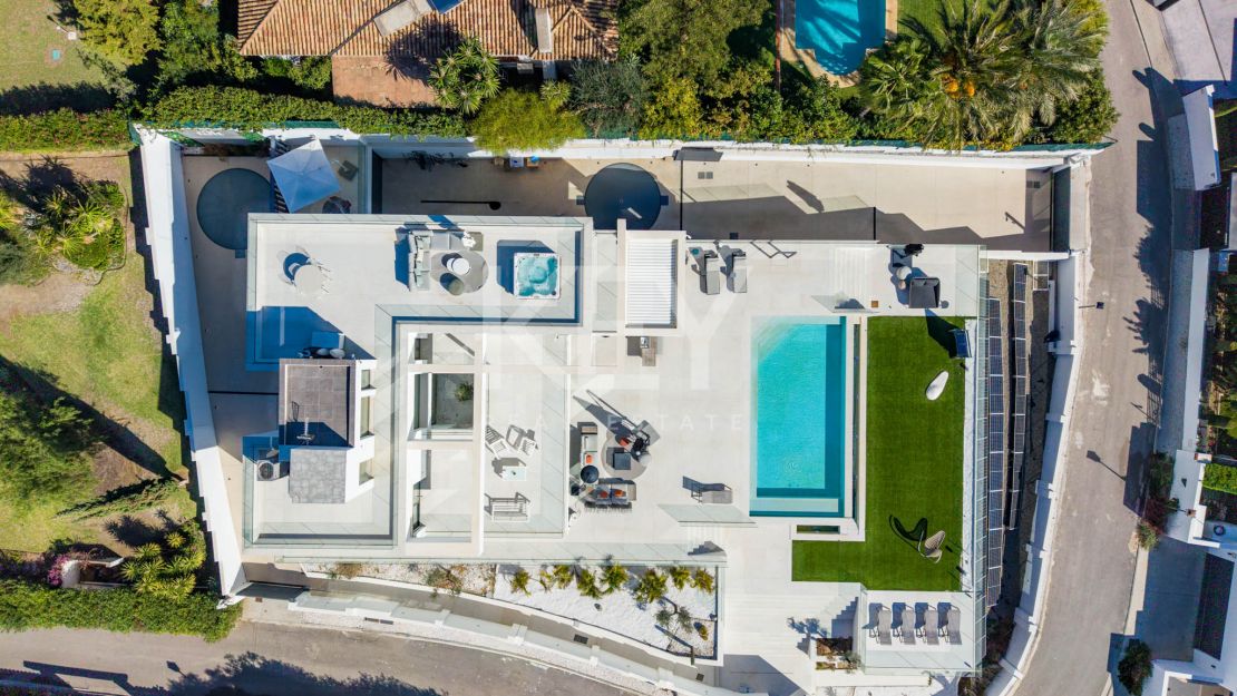 Современная вилла с панорамным видом на море, гольф-поле, Гибралтар и горы — Параисо Альто, Бенахавис