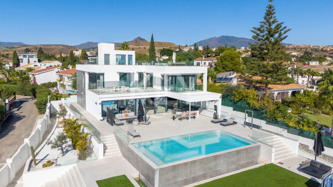 Современная вилла с панорамным видом на море, гольф-поле, Гибралтар и горы — Параисо Альто, Бенахавис