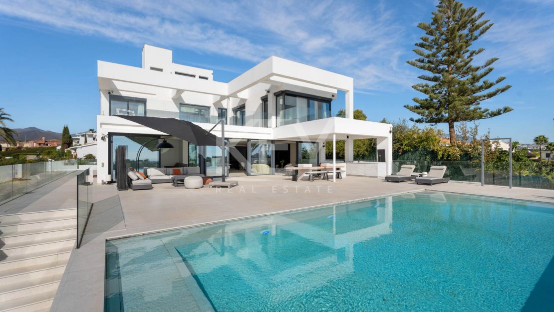 Современная вилла с панорамным видом на море, гольф-поле, Гибралтар и горы — Параисо Альто, Бенахавис