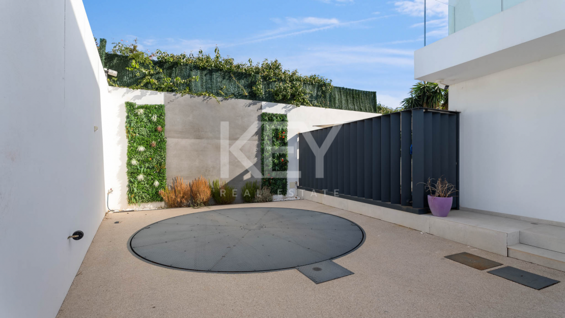 Современная вилла с панорамным видом на море, гольф-поле, Гибралтар и горы — Параисо Альто, Бенахавис