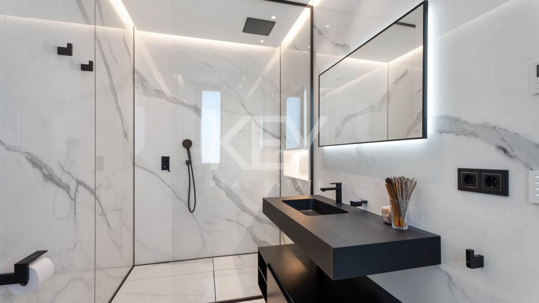 Современная вилла с панорамным видом на море, гольф-поле, Гибралтар и горы — Параисо Альто, Бенахавис