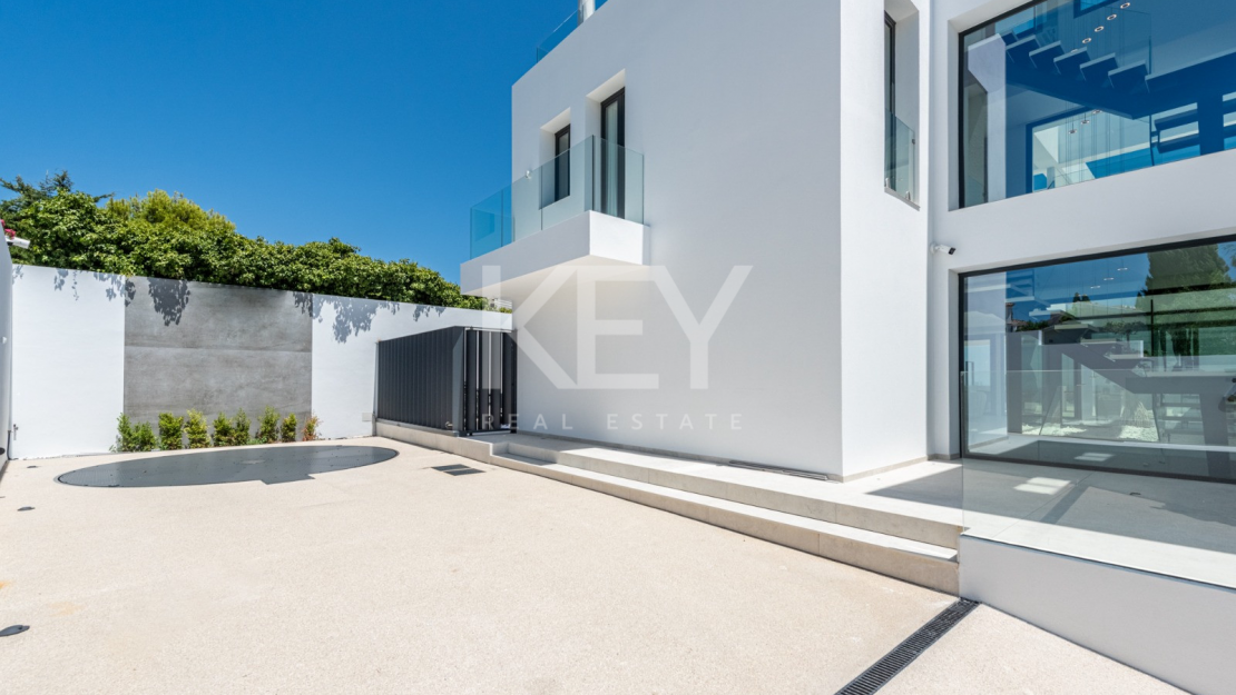 Современная вилла с панорамным видом на море, гольф-поле, Гибралтар и горы — Параисо Альто, Бенахавис