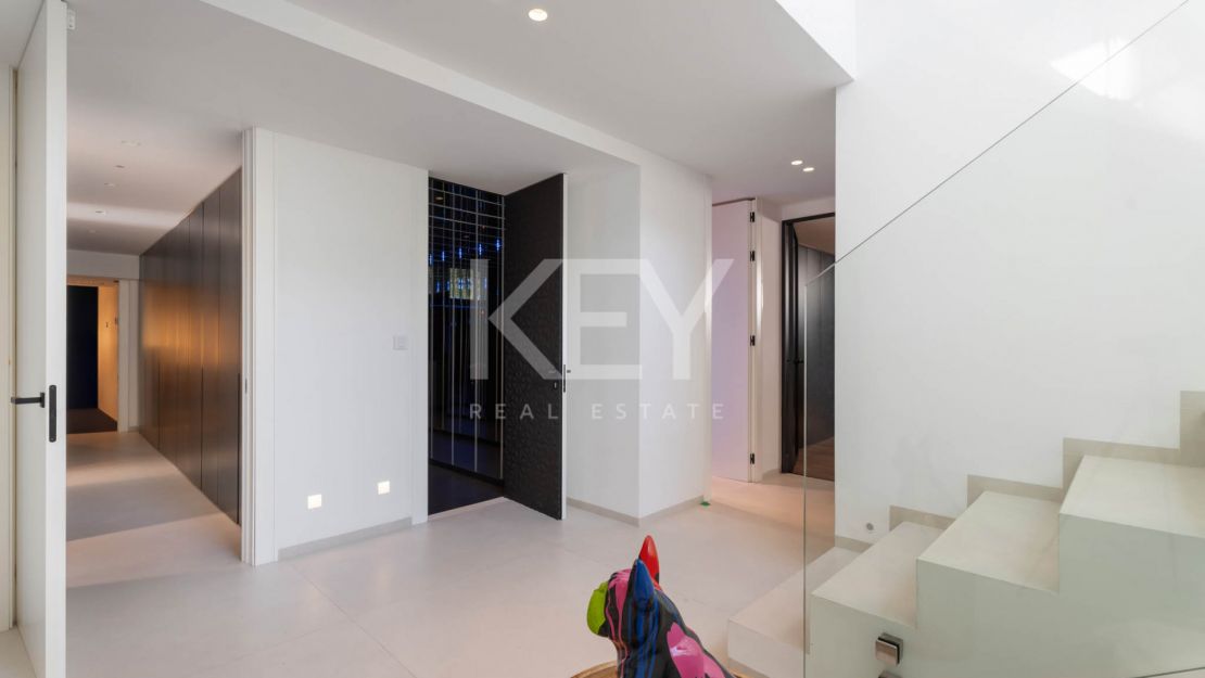 Современная вилла с панорамным видом на море, гольф-поле, Гибралтар и горы — Параисо Альто, Бенахавис