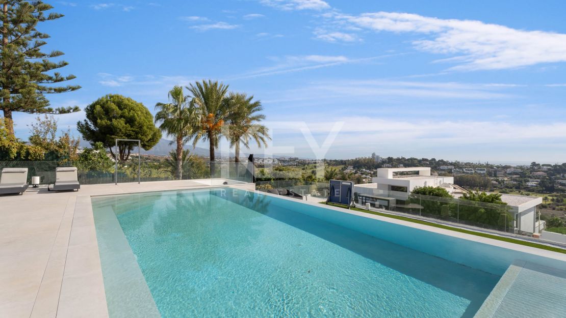 Современная вилла с панорамным видом на море, гольф-поле, Гибралтар и горы — Параисо Альто, Бенахавис