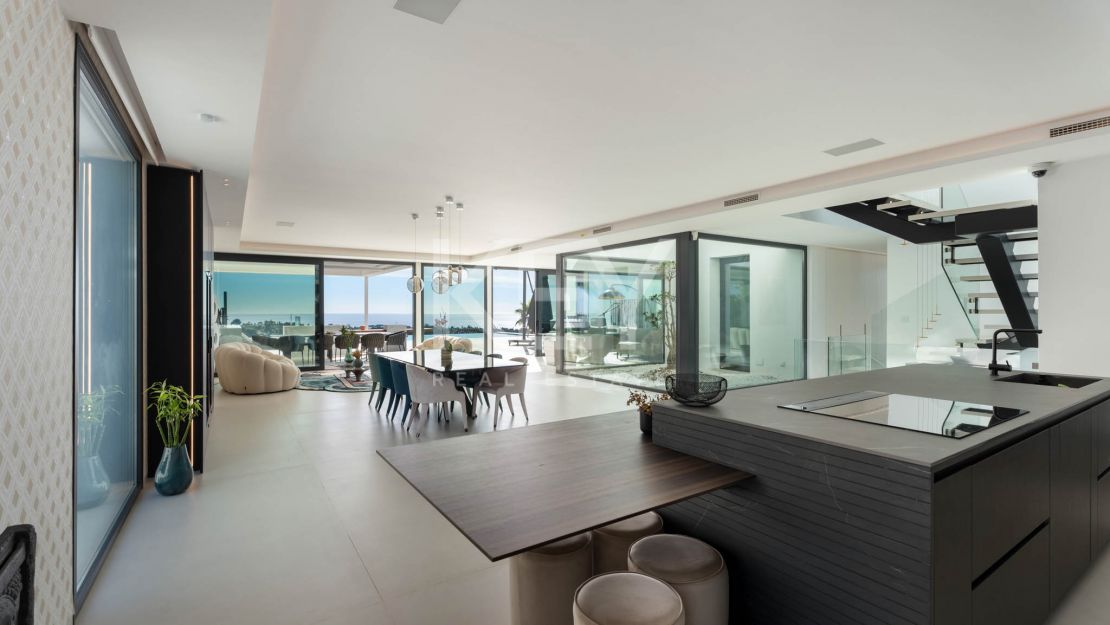 Современная вилла с панорамным видом на море, гольф-поле, Гибралтар и горы — Параисо Альто, Бенахавис