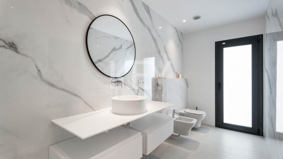 Современная вилла с панорамным видом на море, гольф-поле, Гибралтар и горы — Параисо Альто, Бенахавис