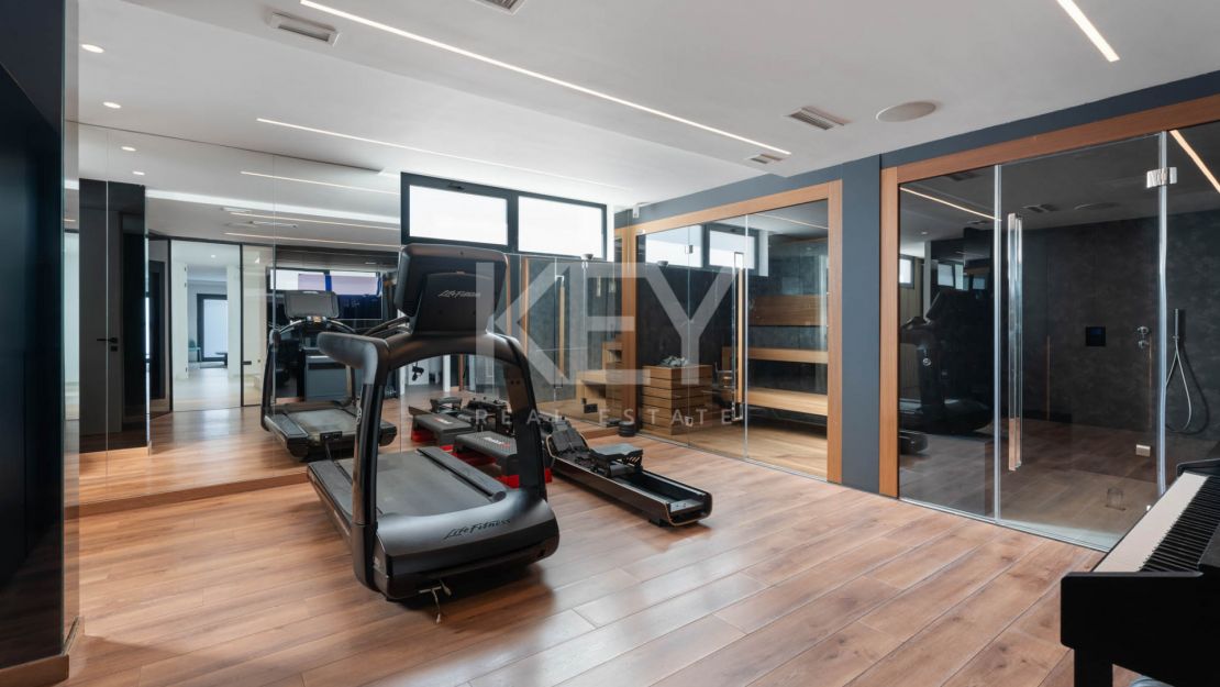 Современная вилла с панорамным видом на море, гольф-поле, Гибралтар и горы — Параисо Альто, Бенахавис