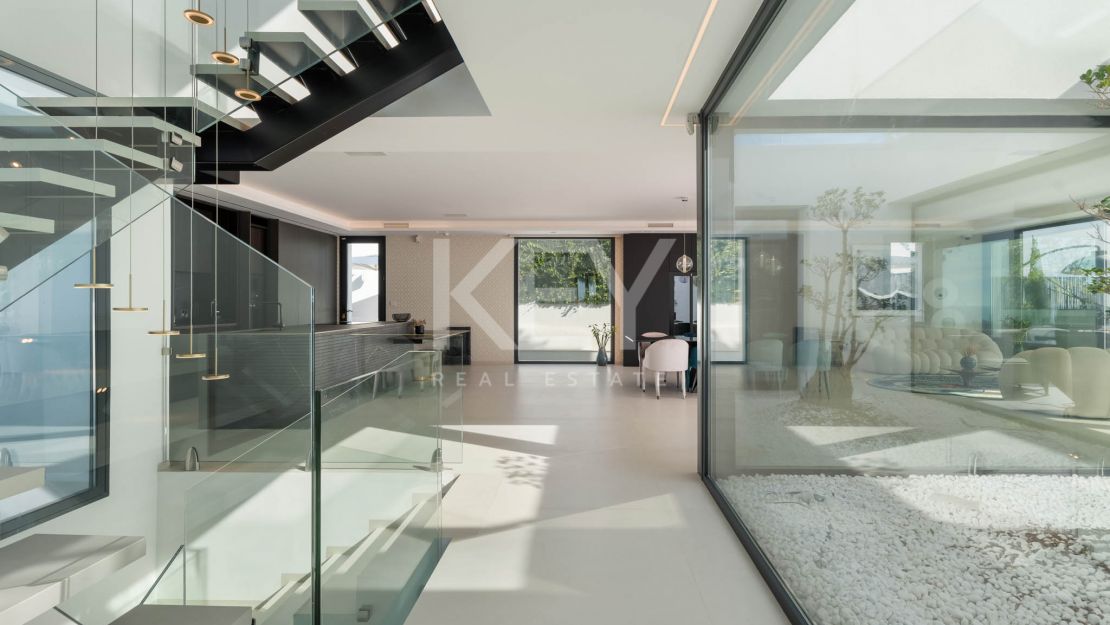 Современная вилла с панорамным видом на море, гольф-поле, Гибралтар и горы — Параисо Альто, Бенахавис