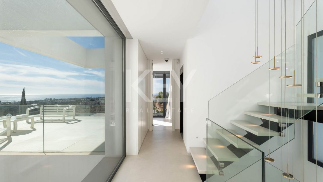 Современная вилла с панорамным видом на море, гольф-поле, Гибралтар и горы — Параисо Альто, Бенахавис