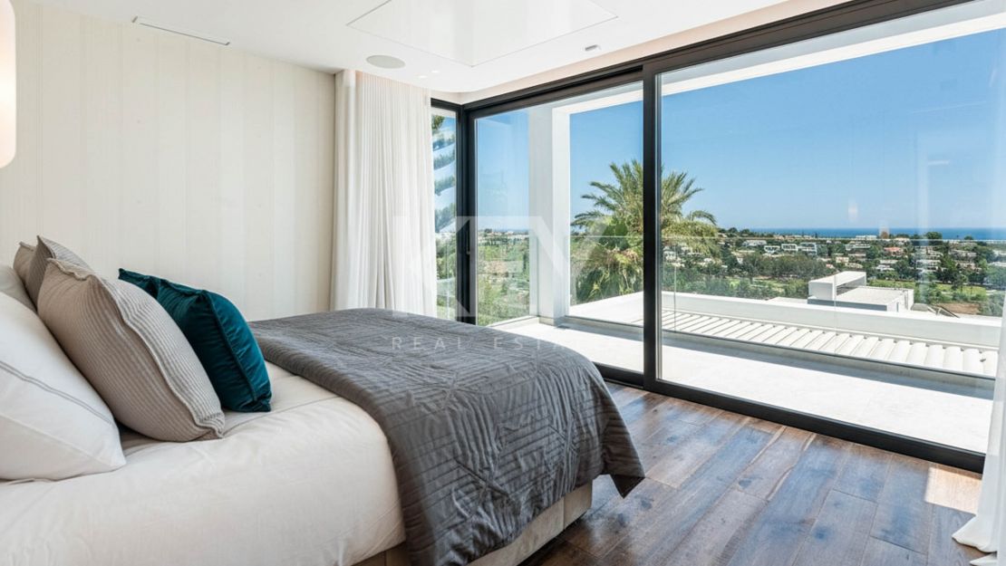 Современная вилла с панорамным видом на море, гольф-поле, Гибралтар и горы — Параисо Альто, Бенахавис