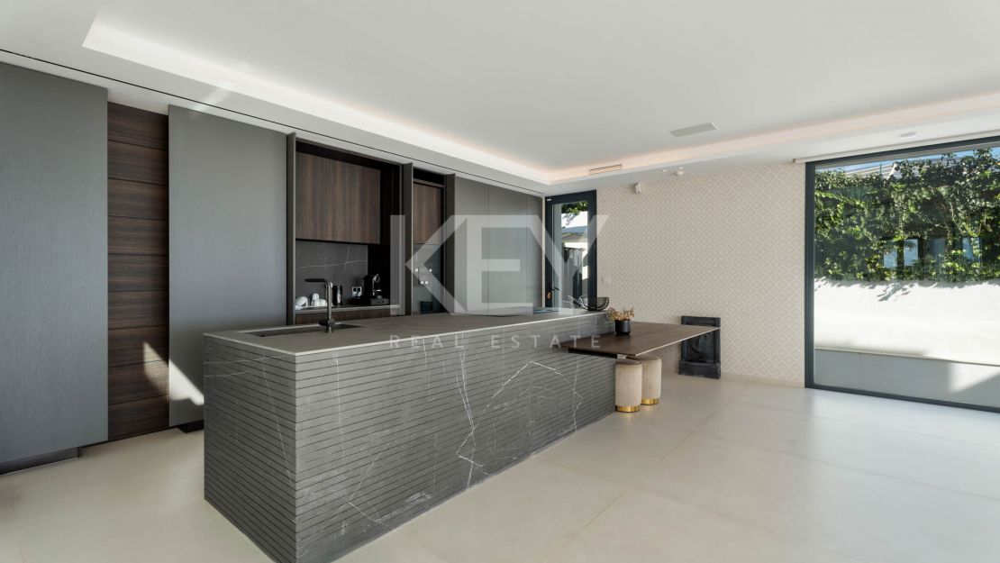 Современная вилла с панорамным видом на море, гольф-поле, Гибралтар и горы — Параисо Альто, Бенахавис