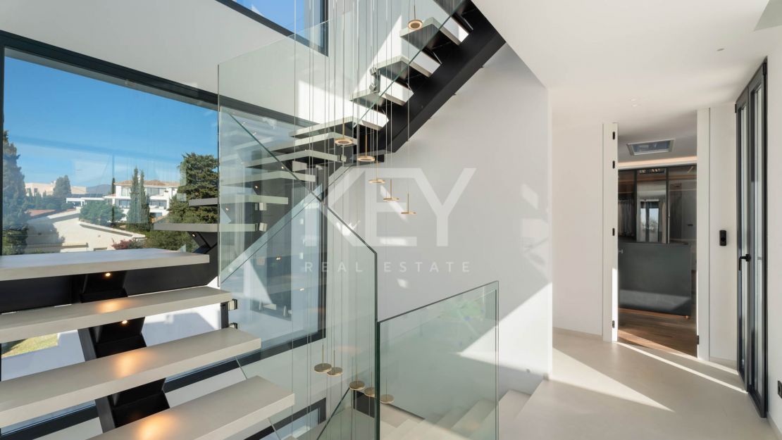 Современная вилла с панорамным видом на море, гольф-поле, Гибралтар и горы — Параисо Альто, Бенахавис