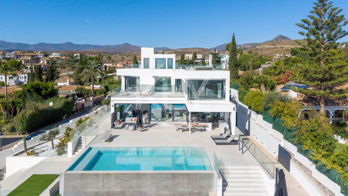 Современная вилла с панорамным видом на море, гольф-поле, Гибралтар и горы — Параисо Альто, Бенахавис