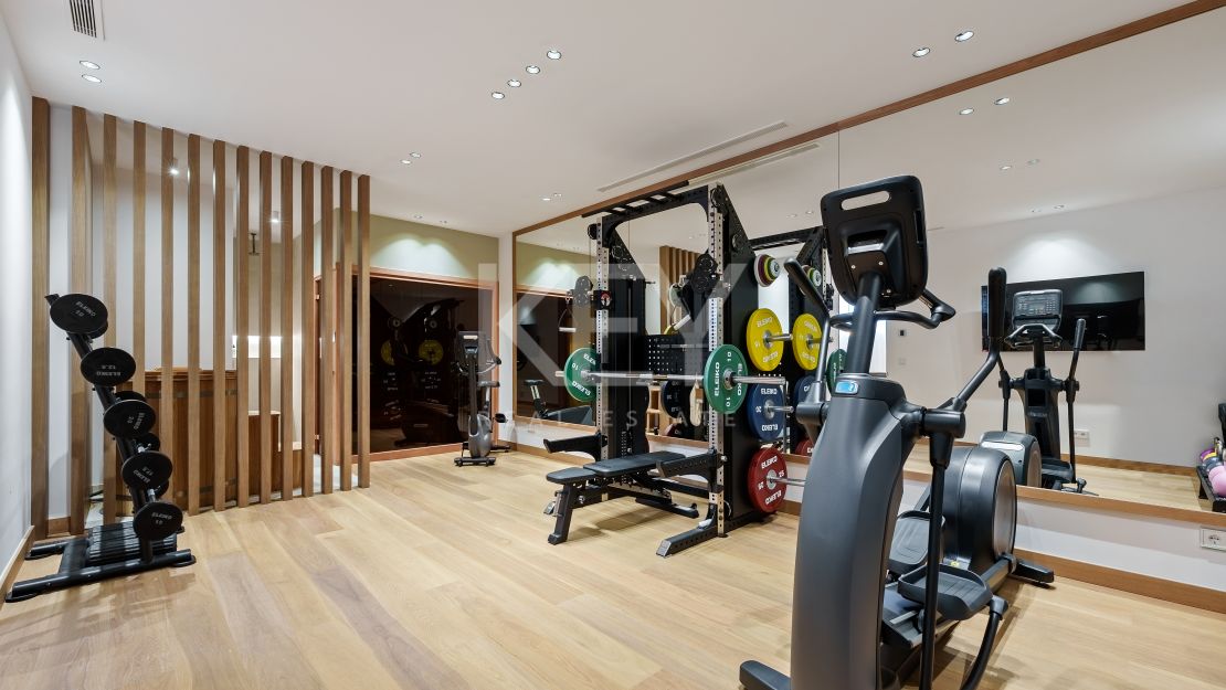 New luxury villa with panoramic views and infinity pool in La Quinta, Benahavis