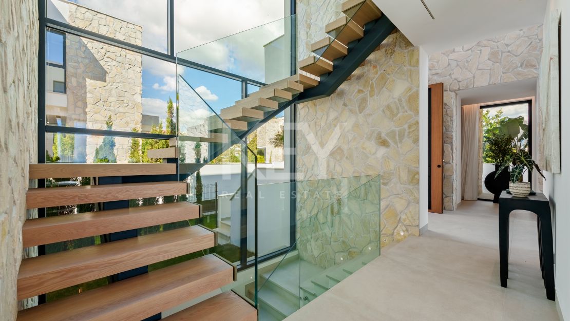 New luxury villa with panoramic views and infinity pool in La Quinta, Benahavis