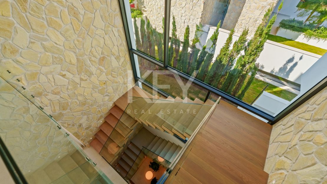 New luxury villa with panoramic views and infinity pool in La Quinta, Benahavis