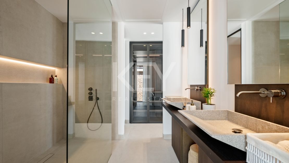 New luxury villa with panoramic views and infinity pool in La Quinta, Benahavis