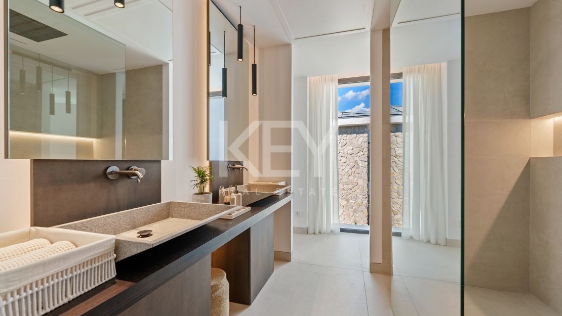 New luxury villa with panoramic views and infinity pool in La Quinta, Benahavis