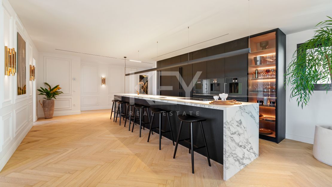 Excepcional ático dúplex con vistas al mar en Nueva Andalucía, Marbella