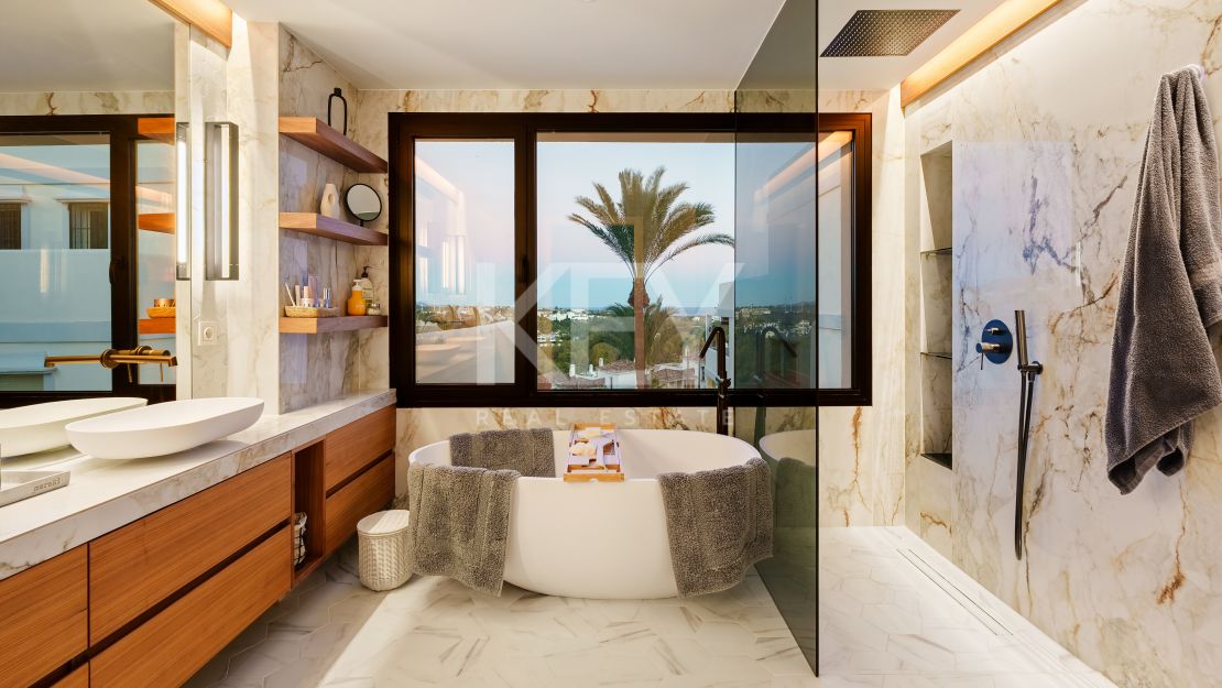 Excepcional ático dúplex con vistas al mar en Nueva Andalucía, Marbella