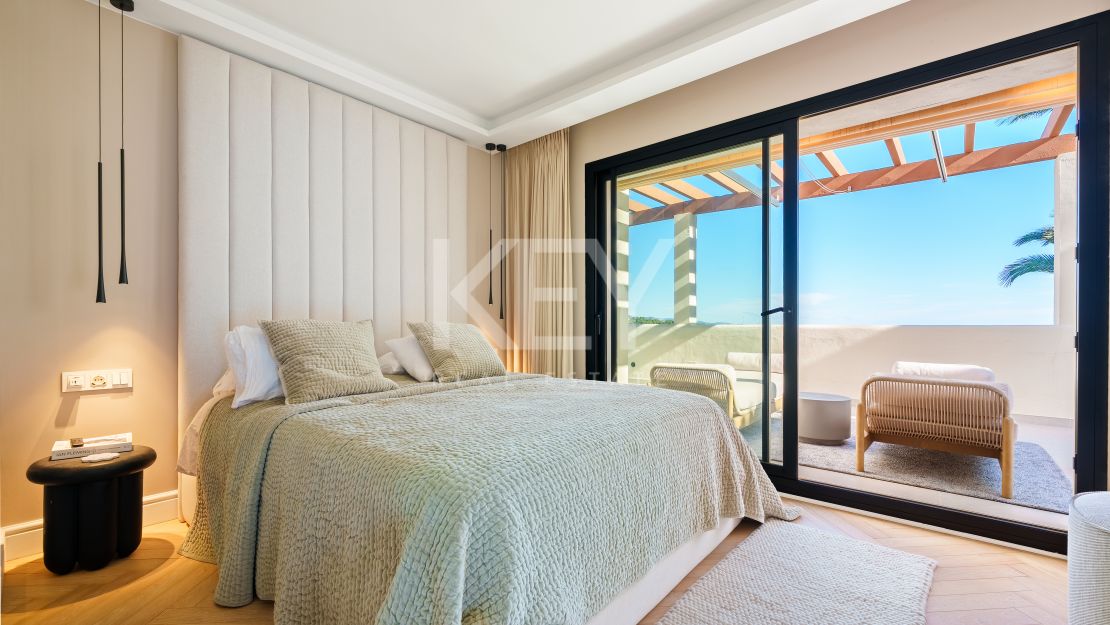 Excepcional ático dúplex con vistas al mar en Nueva Andalucía, Marbella