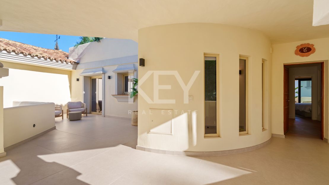 Excepcional ático dúplex con vistas al mar en Nueva Andalucía, Marbella