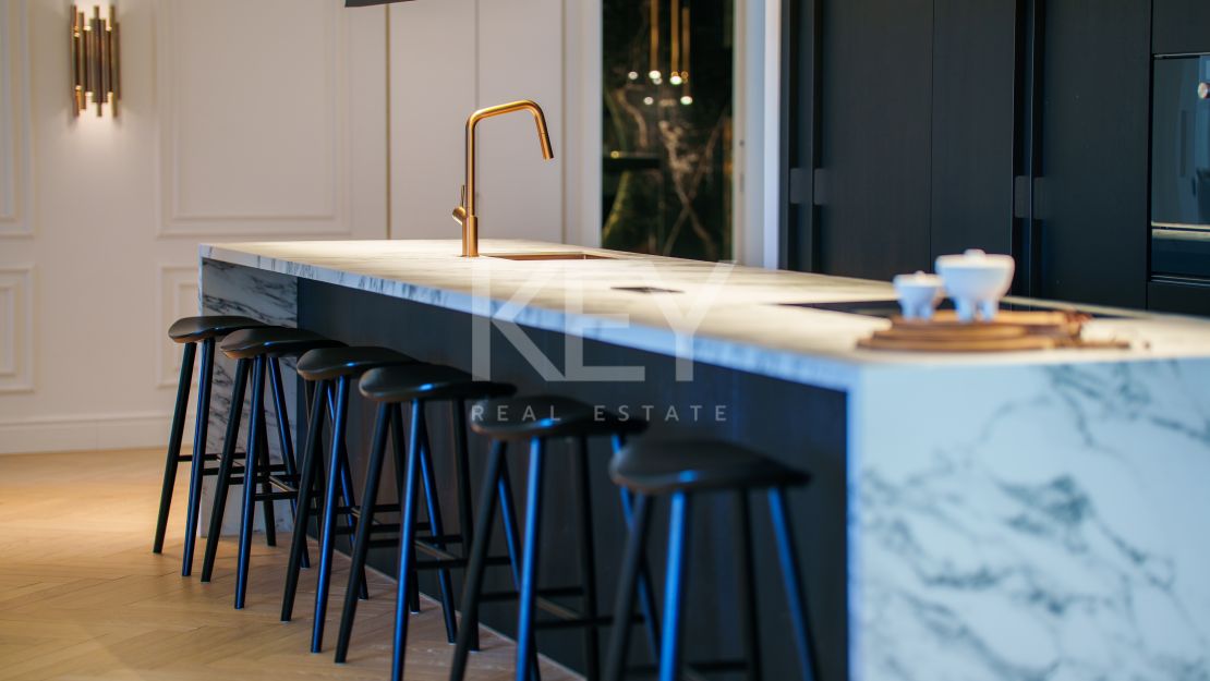 Excepcional ático dúplex con vistas al mar en Nueva Andalucía, Marbella