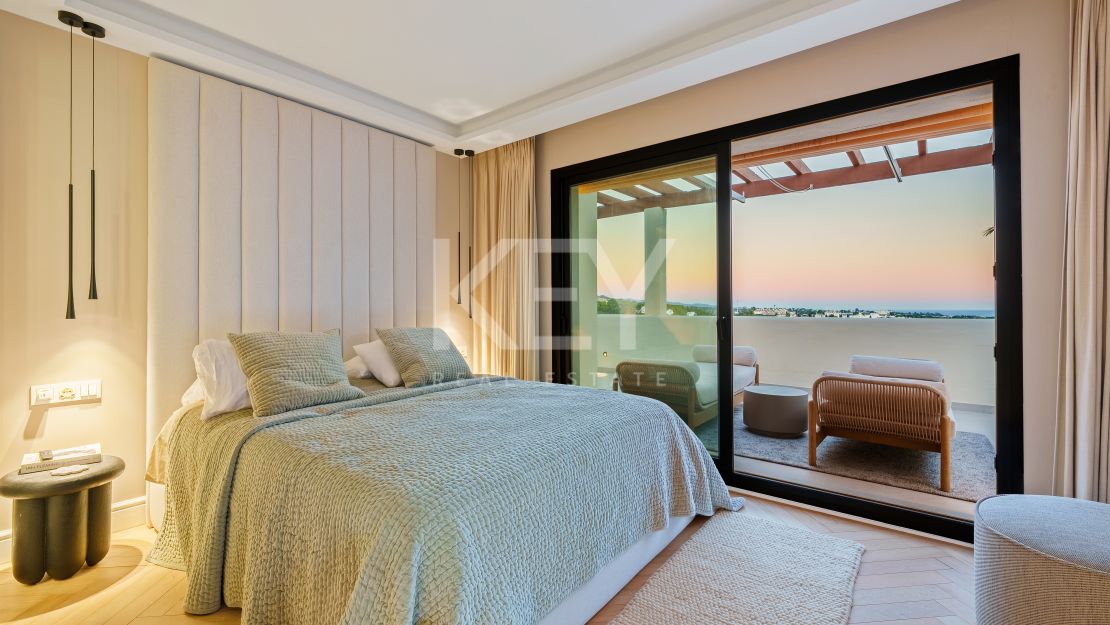 Excepcional ático dúplex con vistas al mar en Nueva Andalucía, Marbella